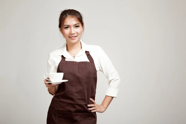 Servitris eller barista i förkläde holding kaffe — Stockfoto