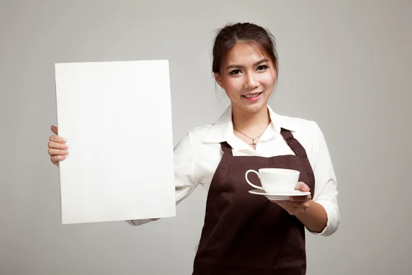 Servitør eller barista i forkle med kaffe og tomt skilt – stockfoto