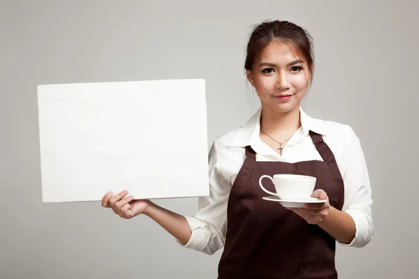 Camarera o camarera en delantal sosteniendo café y cartel en blanco —  Fotos de Stock