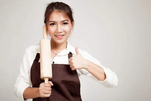 Aziatische Baker vrouw in schort duimen omhoog met houten deegroller — Stockfoto