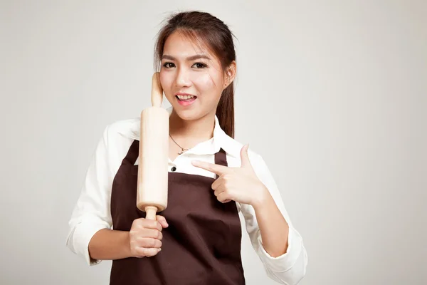 Asiatiska Baker kvinna i förkläde med trä kavel — Stockfoto