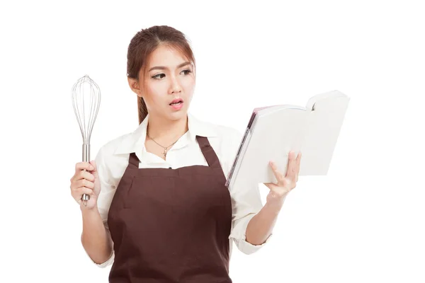 Aziatische baker meisje met garde en kookboek — Stockfoto