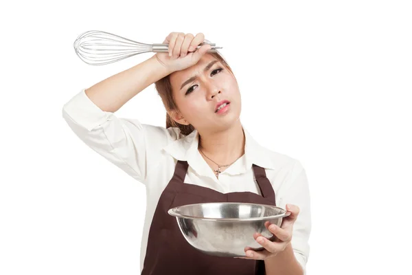Uitgeput Aziatische baker meisje met garde en kom — Stockfoto