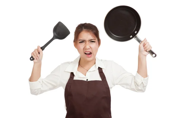 Gek Aziatisch meisje koken met koekenpan — Stockfoto