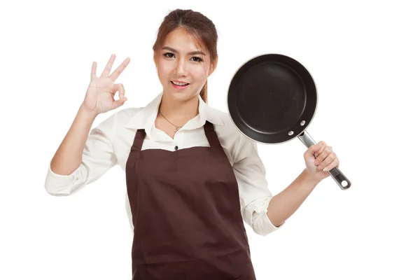 Menina asiática cozinhar mostrar OK com frigideira — Fotografia de Stock