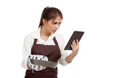Asyalı güzel kız yemek tava ile tablet pc read