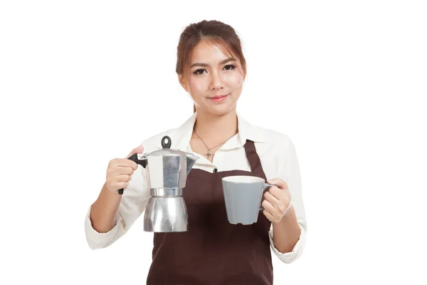 Asiatiska barista flicka med Moka kaffekanna och cup — Stockfoto