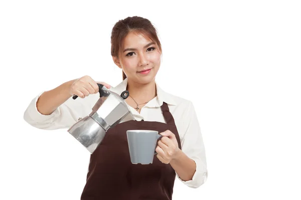 Asiatische Barista Mädchen mit Kaffee-Mokka-Kanne und Tasse — Stockfoto