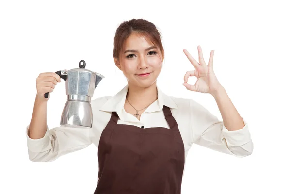 Aziatische barista meisje Toon Ok ondertekenen met koffie Moka pot — Stockfoto