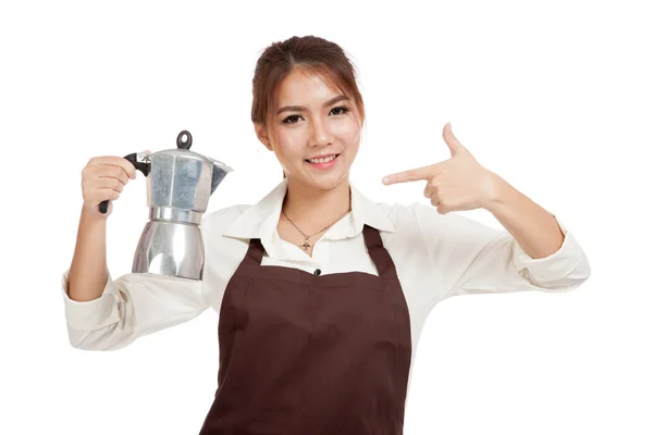 Asiático barista chica punto a café moka pot — Foto de Stock