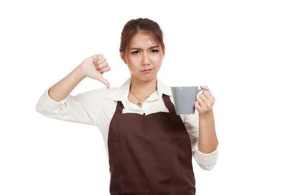 Asiatische Kellnerin in Schürze Daumen nach unten mit Tasse Kaffee — Stockfoto