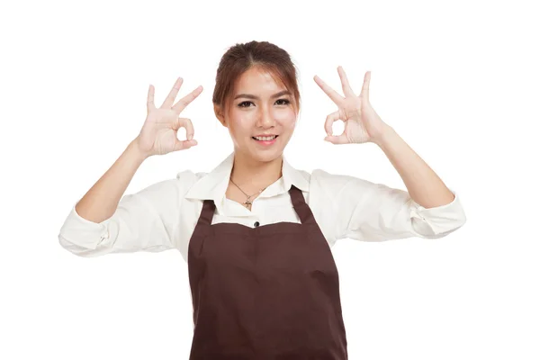 Asiática camarera en delantal mostrar dos OK signo —  Fotos de Stock