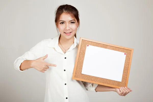 Asiatisk tjej med blankt papper pin på kork ombord — Stockfoto