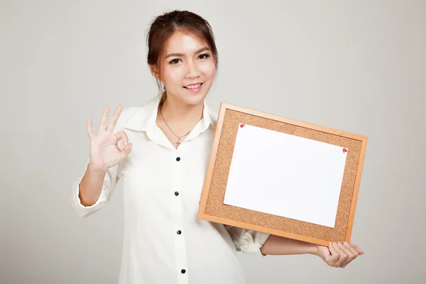 Asian girl with blank paper pin on cork board — Stock Photo, Image