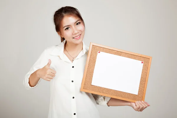 Chica asiática con alfiler de papel en blanco en tablero de corcho —  Fotos de Stock