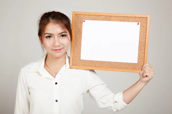 Aziatisch meisje met blanco papier pin aan kurk boord — Stockfoto