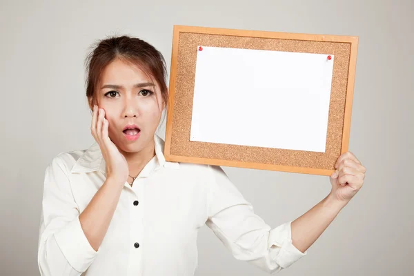 Emocionado chica asiática con pin de papel en blanco en el tablero de corcho — Foto de Stock