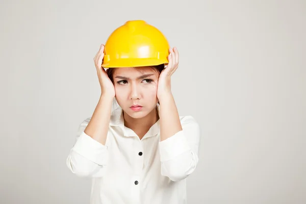 Dziewczyna azjatyckich inżynier z kask, ale ból głowy — Zdjęcie stockowe