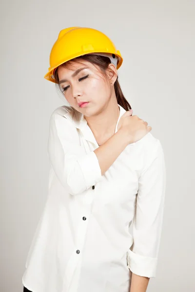 Dziewczyna azjatyckich inżynier z kask mam ból w plecach — Zdjęcie stockowe