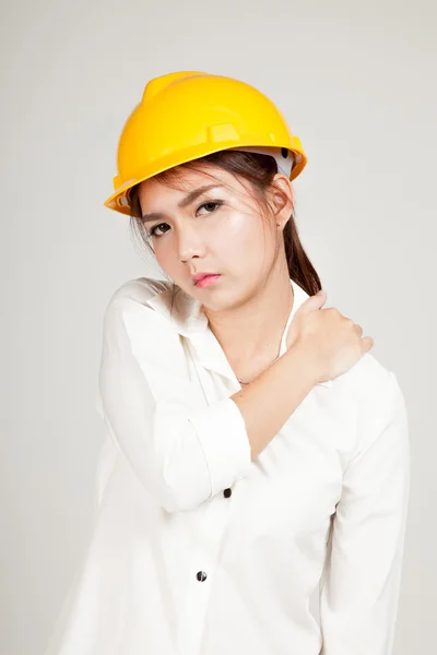 Dziewczyna azjatyckich inżynier z kask mam ból w plecach — Zdjęcie stockowe