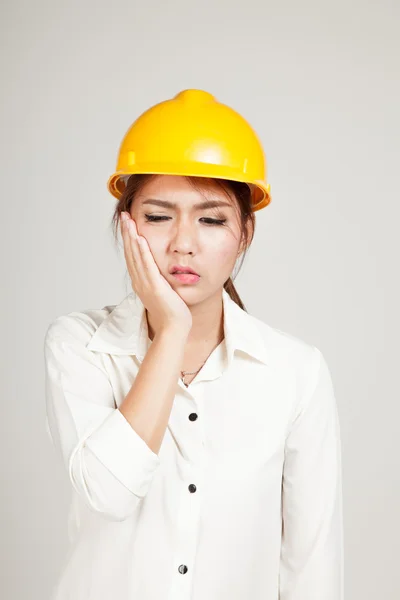 Dziewczyna azjatyckich inżynier z kask, ale ból zęba — Zdjęcie stockowe