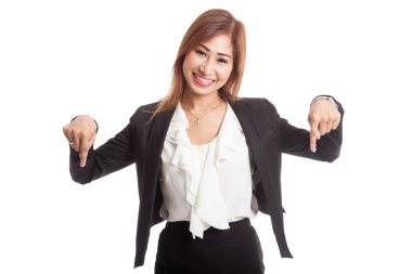 Güzel genç Asyalı kadın noktası boş yer aşağı