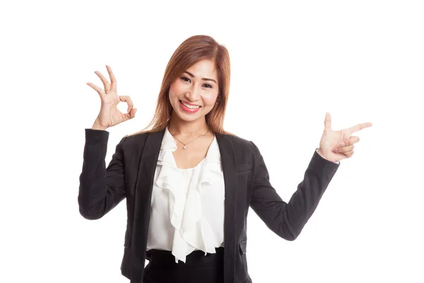 Junge asiatische Geschäftsfrau Punkt und zeigen ok — Stockfoto