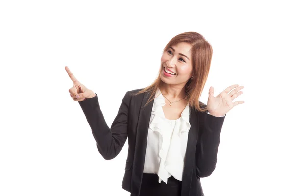 Возбужденная азиатская деловая женщина указывает на пустое место — стоковое фото