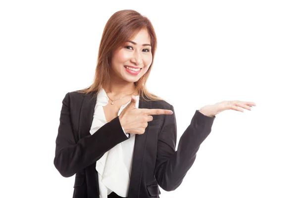 Mooie jonge Aziatische vrouw punt naar de palm van de hand — Stockfoto