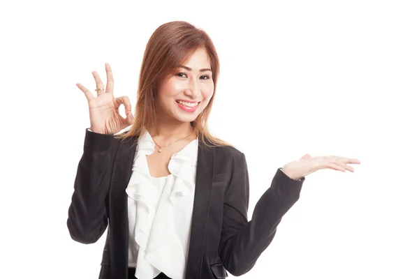 Schön junge asiatische Frau zeigen Handfläche Hand und ok Zeichen — Stockfoto