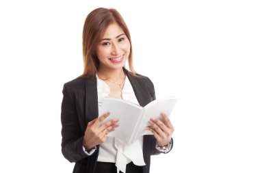 Genç Asyalı iş kadını bir kitapla