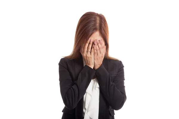 Traurige junge asiatische Geschäftsfrau weint mit Palme ins Gesicht — Stockfoto