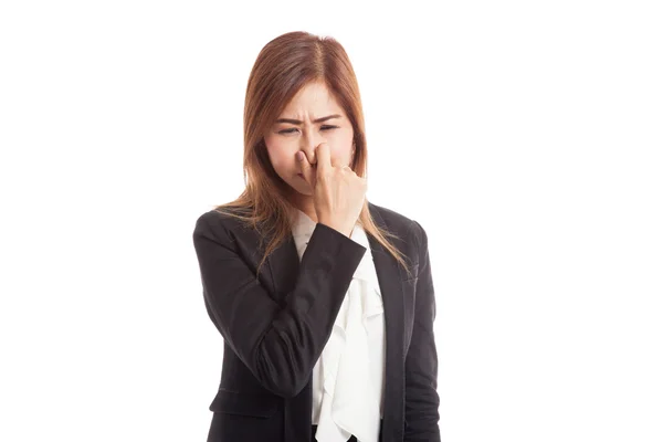 Jovem mulher asiática segurando o nariz por causa de um mau cheiro — Fotografia de Stock