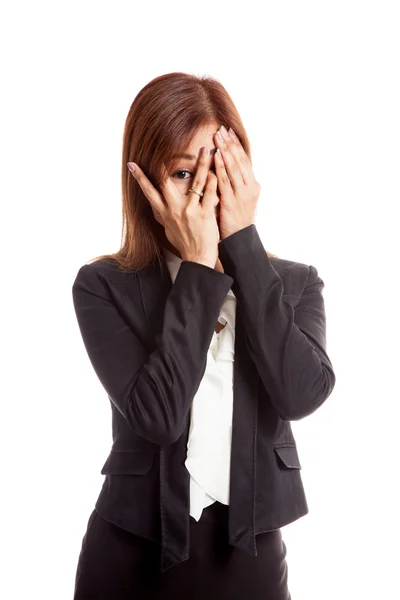 Beautiful young Asian woman peeking through fingers — Stock Photo, Image