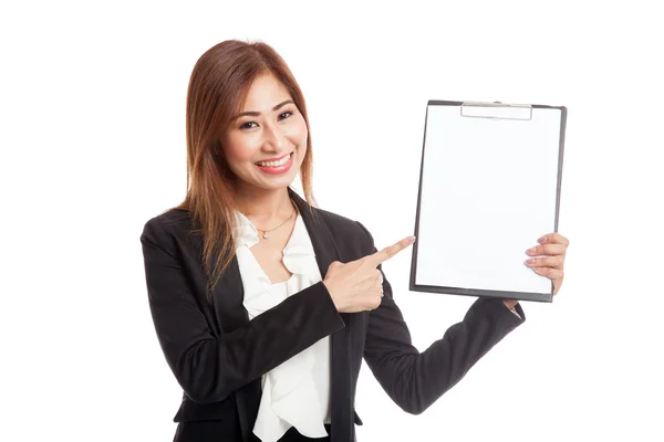 Joven mujer de negocios asiática apuntan a portapapeles en blanco —  Fotos de Stock
