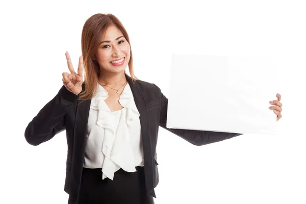 Joven mujer de negocios asiática muestra signo de victoria con signo en blanco — Foto de Stock