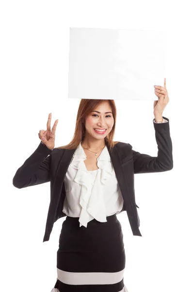 Joven mujer de negocios asiática muestra signo de victoria con signo en blanco —  Fotos de Stock