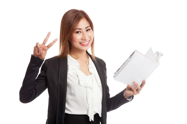 Junge asiatische Geschäftsfrau zeigen Siegerzeichen mit einem Buch — Stockfoto