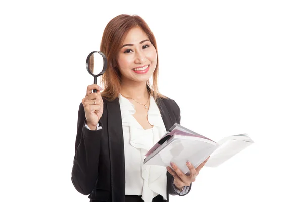 Mujer de negocios asiática con un libro y lupa —  Fotos de Stock