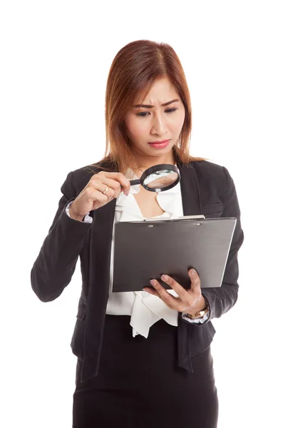 Jonge Aziatische zakenvrouw met een chequerapport Vergrootglas — Stockfoto