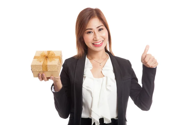 Asian business woman thumbs up with a golden gift box — Stock Photo, Image