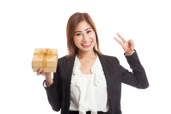 Young Asian business woman show Victory sign with a golden gift — Stock Photo, Image