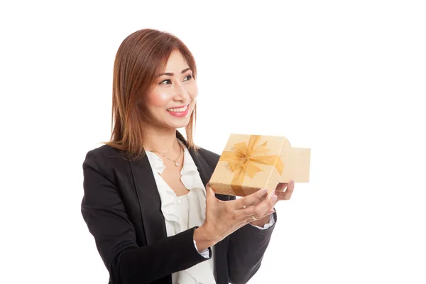 Joven mujer de negocios asiática abrir una caja de regalo de oro — Foto de Stock