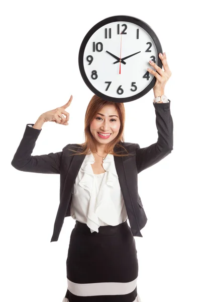 Jeune femme d'affaires asiatique pointent vers une horloge — Photo