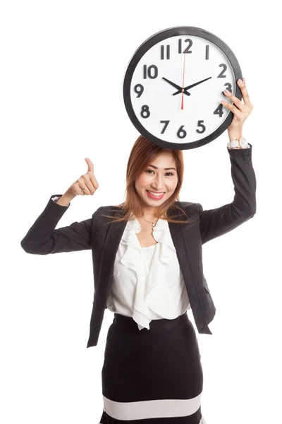Unga asiatiska företag kvinna tummen upp med en klocka — Stockfoto