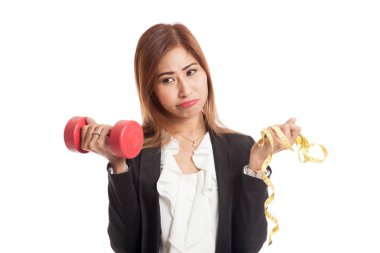 Dambıl ve ölçüm bandı ile Asyalı kadın bitkin