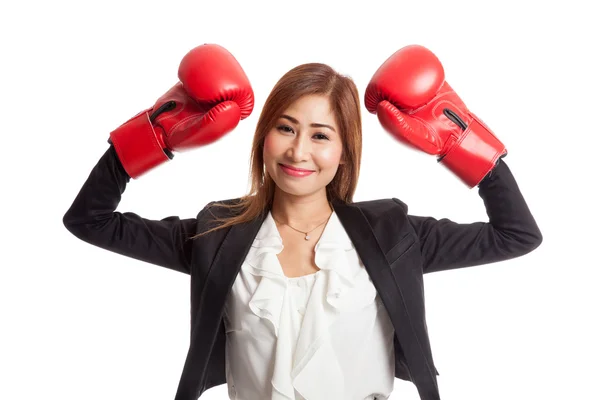 Jeune femme d'affaires asiatique avec des gants de boxe rouges — Photo