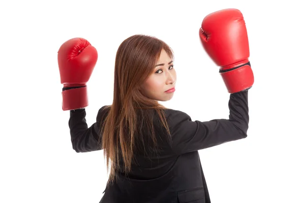 Joven mujer de negocios asiática con guantes de boxeo rojos — Foto de Stock