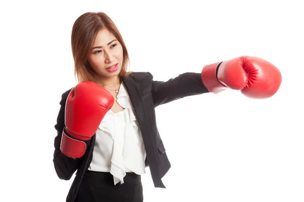 若いアジア ビジネスの女性と赤いボクシング グローブ — ストック写真