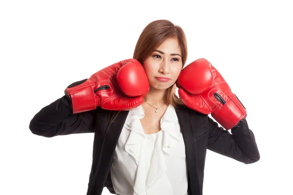 Joven mujer de negocios asiática con guantes de boxeo rojos —  Fotos de Stock